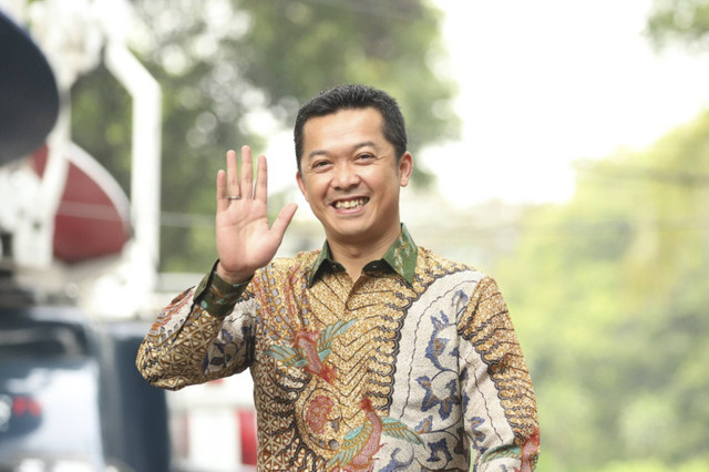 Mantan Atlet Badminton Taufik Hidayat menyapa awak media saat tiba di kediaman presiden terpilih Prabowo Subianto, Kertanegara, Jakarta Selatan, Selasa (15/10/2024). Foto: Iqbal Firdaus/kumparan