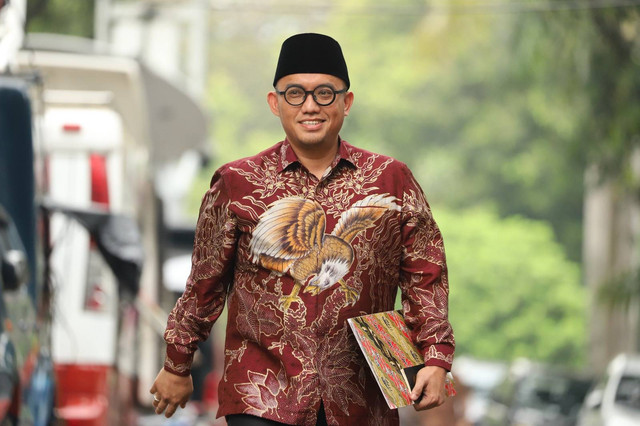 Jubir Menhan Dahnil Azhar Simanjuntak mendatangi kediaman Presiden terpilih Prabowo Subianto di Jalan Kertanegara, Jakarta Selatan, Selasa (15/10/2024). Foto: Iqbal Firdaus/kumparan