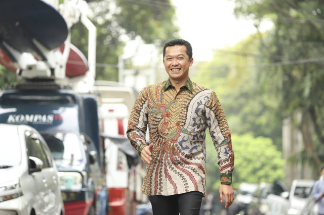 Mantan Atlet Badminton Taufik Hidayat berjalan saat tiba di kediaman presiden terpilih Prabowo Subianto, Kertanegara, Jakarta Selatan, Selasa (15/10/2024). Foto: Iqbal Firdaus/kumparan