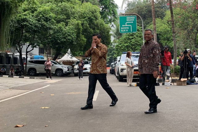 Wamenkeu Thomas Djiwandono dan Suhaisil Nazara mendatangi kediaman Presiden terpilih Prabowo Subianto di Jalan Kertanegara, Jakarta Selatan, Selasa (15/10/2024). Foto: Luthfi Humam/kumparan