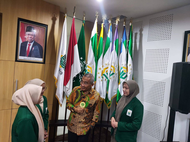 Rektor Unusa Prof Dr Achmad Jazidie., M.Eng (pakai batik). 