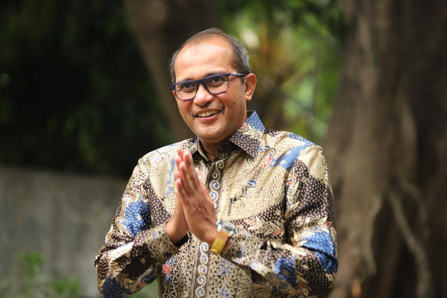 Eks Wamenkumham Eddy Hiariej mendatangi kediaman Presiden terpilih Prabowo Subianto di Jalan Kertanegara, Jakarta Selatan, Selasa (15/10/2024). Foto: Iqbal Firdaus/kumparan