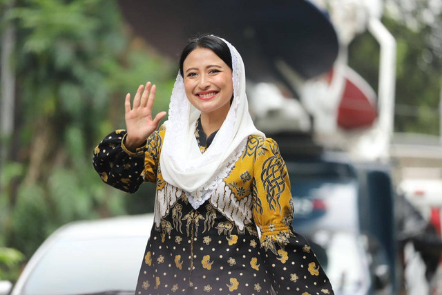 Politisi Golkar Dyah Roro Esti mendatangi kediaman Presiden terpilih Prabowo Subianto di Jalan Kertanegara, Jakarta Selatan, Selasa (15/10/2024). Foto: Iqbal Firdaus/kumparan