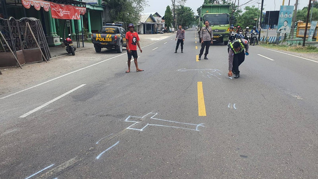 Petugas saat lakukan olah TKP, kecelakaan lalu-lintas di Jalan Raya Bojonegoro-Babat, turut Desa Sraturejo, Kecamatan Baureno, Kabupaten Bojonegoro, Jawa Timur. Selasa (15/10/2024). (Aset: Istimewa)