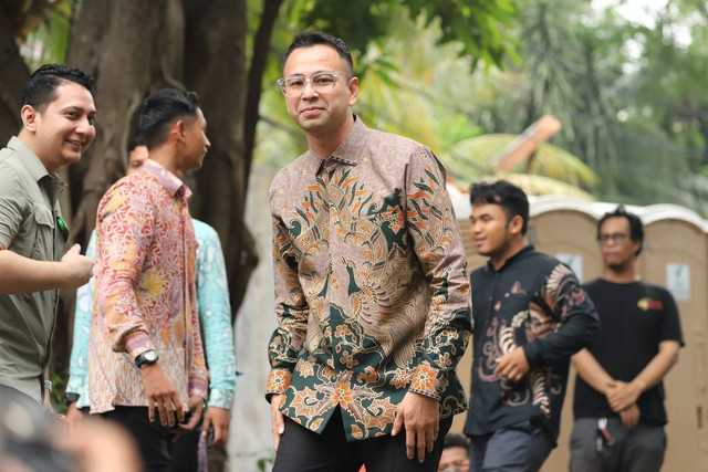 Raffi Ahmad mendatangi kediaman Presiden terpilih Prabowo Subianto di Jalan Kertanegara, Jakarta Selatan, Selasa (15/10/2024). Foto: Iqbal Firdaus/kumparan