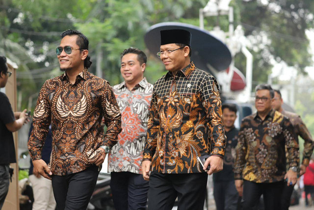 Plt Ketum PPP Muhamad Mardiono dan Gus Miftah mendatangi kediaman Presiden terpilih Prabowo Subianto di Jalan Kertanegara, Jakarta Selatan, Selasa (15/10/2024).
 Foto: Iqbal Firdaus/kumparan