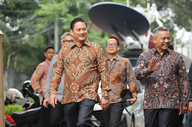 Wamenkeu Thomas Djiwandono dan Suhaisil Nazara mendatangi kediaman Presiden terpilih Prabowo Subianto di Jalan Kertanegara, Jakarta Selatan, Selasa (15/10/2024). Foto: Iqbal Firdaus/kumparan