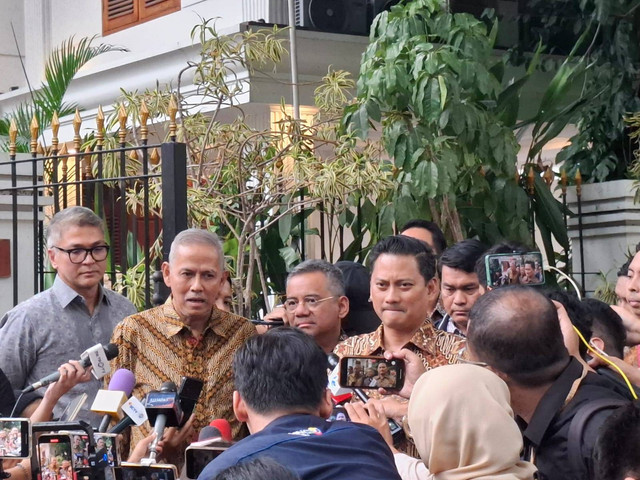 Anggito Abimanyu (kiri), Suahasil Nazara (tengah), dan Thomas Djiwandono (kanan) usai bertemu Presiden terpilih Indonesia, Prabowo Subianto, di Jalan Kertanegara, Jakarta Selatan, Selasa (15/10/2024). Foto: Ghifari/kumparan 