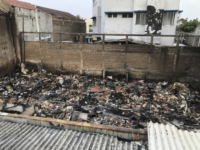 13 kamar kontrakan hangus plus 3 bangunan terdampak imbas kebakaran di Sekelimus, Bandung, pada Selasa (15/10/2024). Foto: Robby Bouceu/kumparan