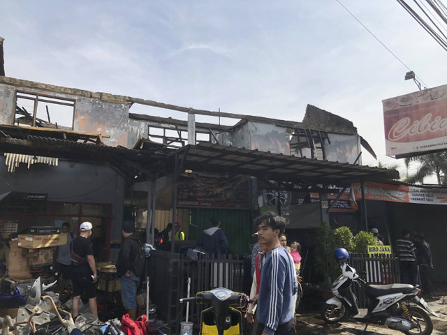 Dampak kebakaran bangunan di samping Resto Cibiuk Bandung, Selasa (15/10/2024). Foto: Robby Bouceu/kumparan