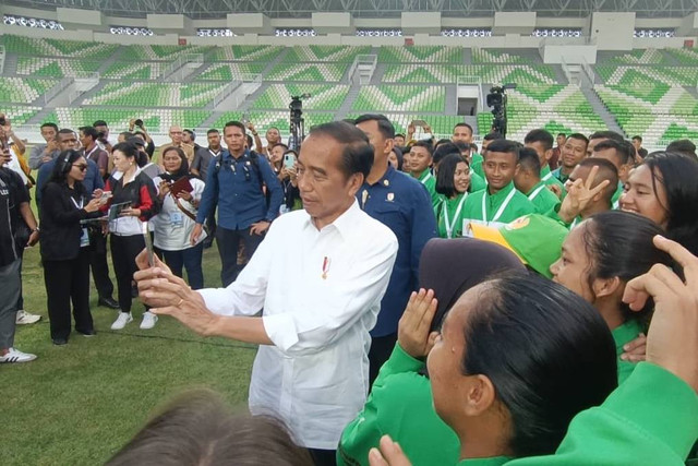 Presiden Joko Widodo swafoto saat meresmikan Stadion Utama Sumatera Utara di Deli Serdang, Sumatera Utara, Selasa (15/10/2024). Foto: Zamachsyari/kumparan