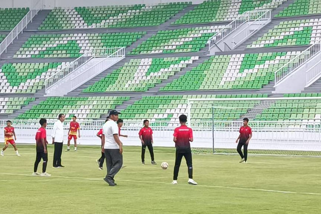 Presiden Joko Widodo bermain bola saat meresmikan Stadion Utama Sumatera Utara di Deli Serdang, Sumatera Utara, Selasa (15/10/2024). Foto: Zamachsyari/kumparan