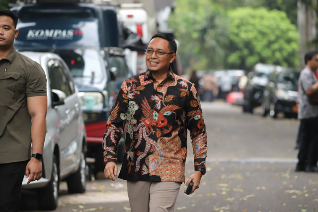 Kepala Badan Komunikasi Kepresidenan Hasan Nasbi mendatangi kediaman Presiden terpilih Prabowo Subianto di Jalan Kertanegara, Jakarta Selatan, Selasa (15/10/2024). Foto: Iqbal Firdaus/kumparan