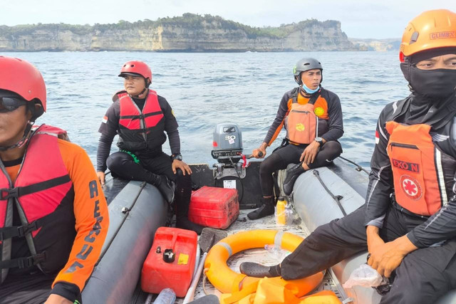 Tim SAR yang mencari Rony di Pantai Kedung Tumpang, Tulungagung. Foto: Basarnas Surabaya