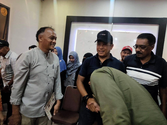 Didi Haryono besalaman dengan pegiat UMKM Kalbar usai mendengarkan aspirasi mereka. Foto: Dok. Tim Media Midji-Didi