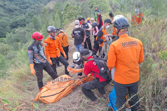 Tim SAR saat mengevakuasi Muhamad Agus (24), pendaki asal Cengkareng, Jakarta Barat, yang sebelumnya dilaporkan hilang di Gunung Wilis, Kabupaten Nganjuk, Selasa (15/10/2024). Foto: Dok. Istimewa