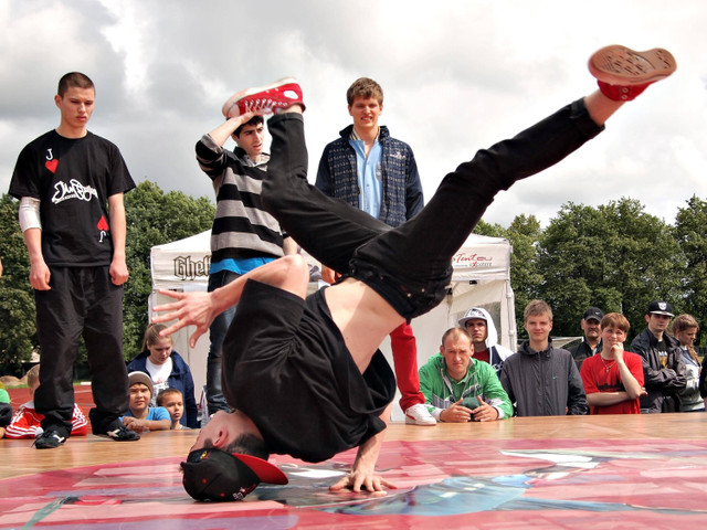 lustrasi gerakan headspin saat breakdance. Foto: Shutterstock