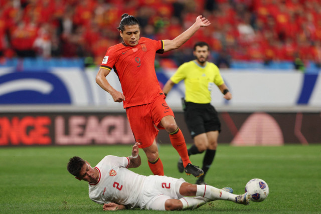 Pemain Timnas Indonesia Mees Hilgers berebut bola dengan pemain Timnas China Yuning Zhang pada pertandingan Grup C Ronde Ketiga Kualifikasi Piala Dunia 2026 di Stadion Sepak Bola Remaja Qingdao, Qingdao, China, Selasa (15/10/2024). Foto: Florence Lo/REUTERS