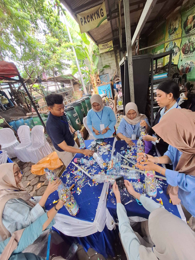 Proses Memasukkan Potongan Kecil Sampah Plastik kedalam Botol - Source: https://kumparan.com/nadhira-khalifatun/aksi-hijau-bareng-novo-x-green-paragon-membuat-ecobrick-yang-ramah-lingkungan-23NG3eNNdgN.