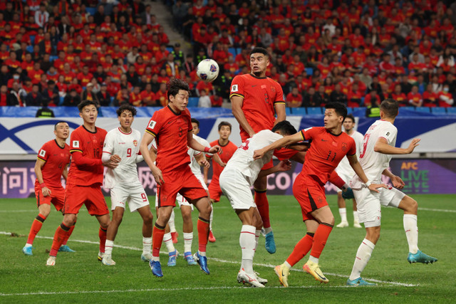 Pemain Timnas China Jiang Guangtai menyundul bola saat melawan Timnas Indonesia pada pertandingan Grup C Ronde Ketiga Kualifikasi Piala Dunia 2026 di Stadion Sepak Bola Remaja Qingdao, Qingdao, China, Selasa (15/10/2024). Foto: Florence Lo/REUTERS