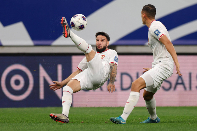 Pemain Timnas Indonesia Calvin Verdonk saat melawan Timnas China pada pertandingan Grup C Ronde Ketiga Kualifikasi Piala Dunia 2026 di Stadion Sepak Bola Remaja Qingdao, Qingdao, China, Selasa (15/10/2024). Foto: Florence Lo/REUTERS