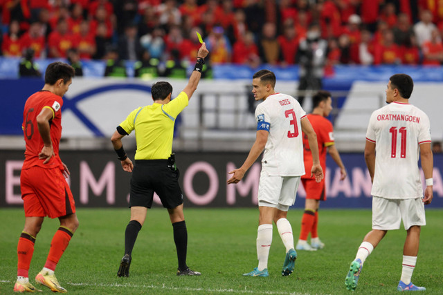 Pemain Timnas Indonesia Jay Idzes mendapat kartu kuning saat melawan Timnas China pada pertandingan Grup C Ronde Ketiga Kualifikasi Piala Dunia 2026 di Stadion Sepak Bola Remaja Qingdao, Qingdao, China, Selasa (15/10/2024). Foto: Florence Lo/REUTERS