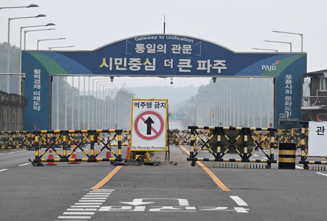 Gerbang perbatasan Korsel-Korut di Paju, menyusul diledakannya jalan raya dan rel kereta api simbolis yang menghubungkan kedua negara, Selasa (15/10).  Foto: Jung Yeon-je/AFP