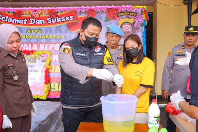 Emak-emak penjual narkoba yang ditangkap Polres Sintang.  Foto: Yus/Hi! Pontianak