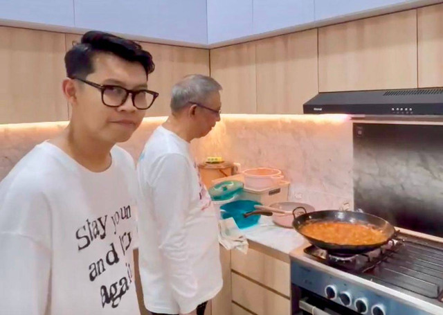 Sutarmidji saat memasak bersama youtuber Hobby Makan. Foto: Dok. Tim Media Mijdi-Didi