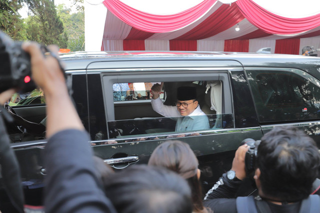 Wakil Ketua Umum Partai Amanat Nasional Yandri Susanto menyapa awak media saat tiba di Hambalang,  Citeureup, Kabupaten Bogor, Jawa Barat, Rabu (16/10/2024). Foto: Jamal Ramadhan/kumparan