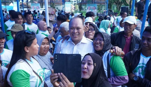 Ruksamin saat bersama emak-emak di Kabupaten Konawe.