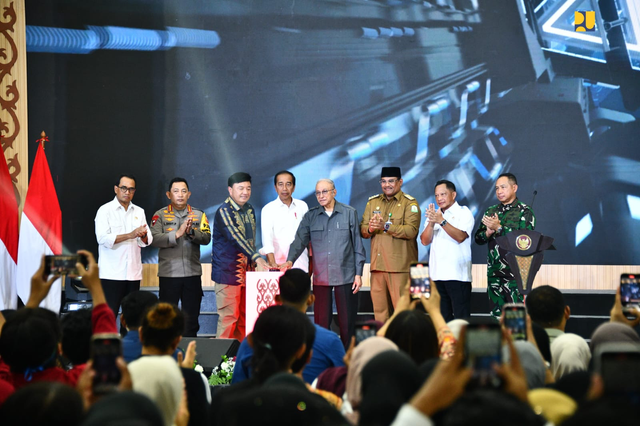 Presiden Joko Widodo dalam meresmikan Gedung Amanah (Aneuk Muda Aceh Unggul Hebat) Youth Creative Hub di Kawasan Industri Aceh (KIA), Desa Ladong, Kecamatan Mesjid Raya, Aceh Besar, Selasa (15/10/2024). Foto: Dok. Kementerian PUPR