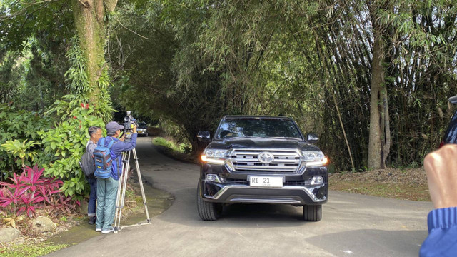 Mobil bernopol RI 21 melintas saat tiba untuk merapat ke Padepokan Garuda Yaksa di Hambalang, Citeureup, Kabupaten Bogor, Jawa Barat, Rabu (16/10/2024). Foto: Abid Raihan/kumparan