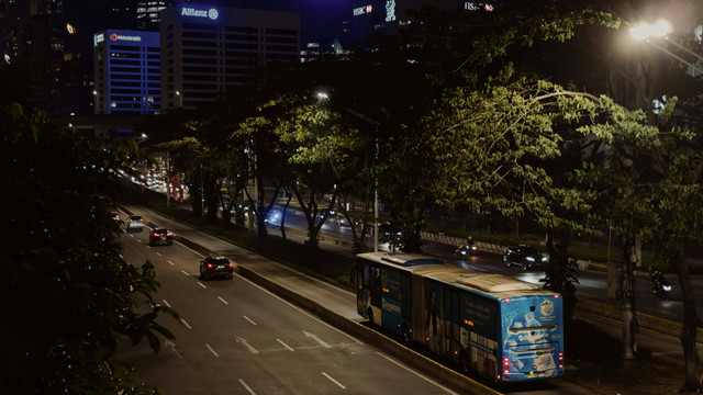 Bus Transjakarta saat malam hari - Sumber: Unsplash - Fahrul Razi