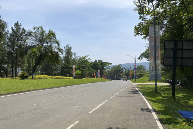 Jalan Siliwangi, Citra City, Bogor, terpantau lancar tatkala ada acara pembekalan calon menteri-wamen di kediaman Presiden terpilih Prabowo Subianto di Hambalang pada Rabu (16/10/2024). Foto: Abid Raihan/kumparan