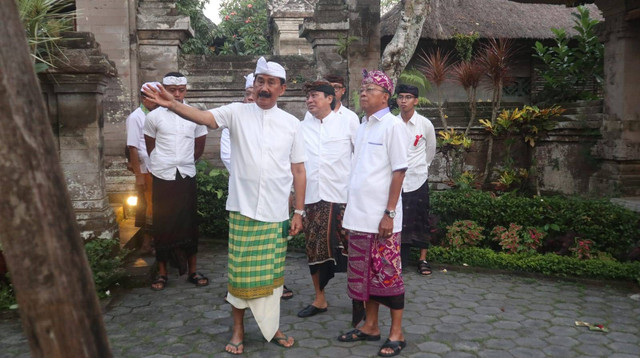 Penglingsir Puri Ageng Mengwi Ida Anak Agung Gde Agung (kiri) bersama Wayan Koster - IST