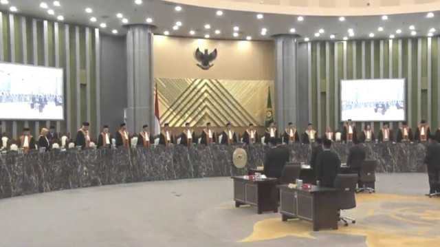 Ketua MA saat ini, Muhammad Syarifuddin, membuka sidang pemilihan Ketua MA, di Ruang Sidang Kusumaatmadja, Gedung MA, Jakarta Pusat, Rabu (16/10/2024). Foto: Youtube/ Mahkamah Agung Republik Indonesia