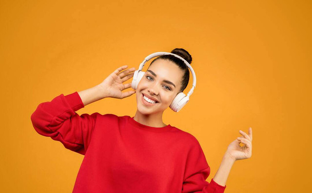 Ilustrasi headphone Bluetooth terbaik di bawah 200 ribu. Foto: Pexels.com/Sound On