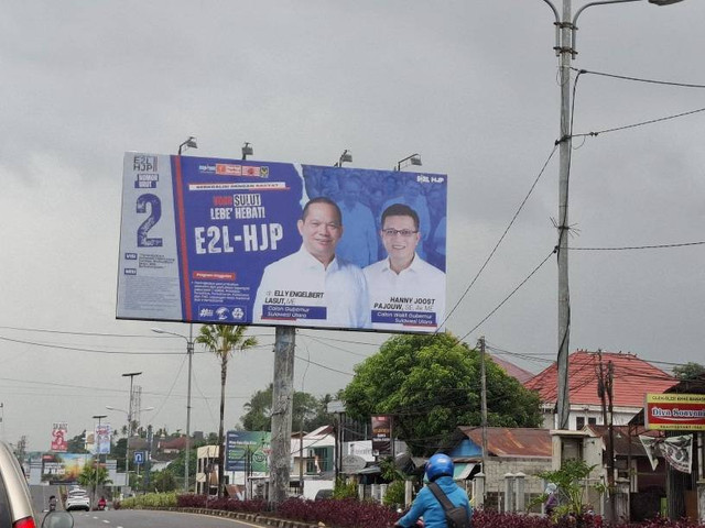 Papan reklame (Billboard) Pasangan Calon Gubernur dan Wakil Gubernur Sulawesi Utara yang difasilitasi KPU Sulut, berada di salah satu ruas jalan di Kota Manado.