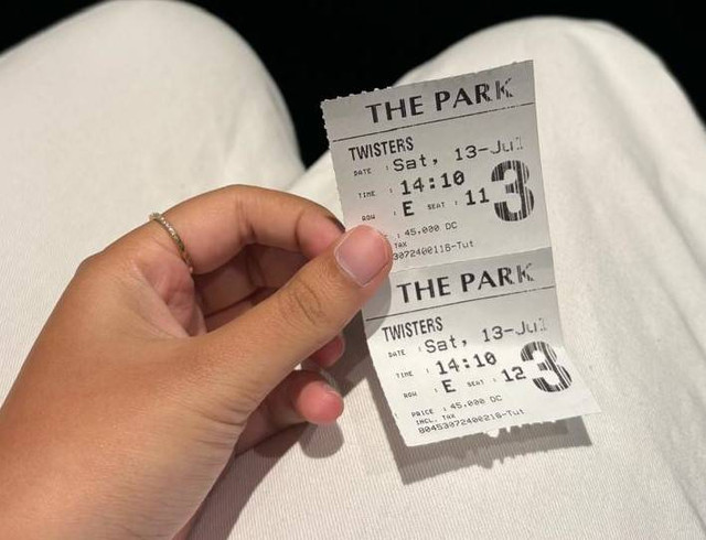 Foto Pribadi: Foto Tiket Film Twisters