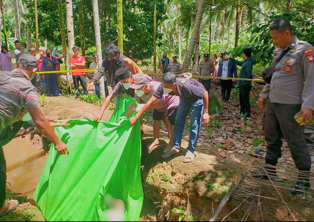 Petugas mengevakuasi jasad lansia yang ditemukan id kebun kelapa. Foto: Dok. Polres Kubu Raya