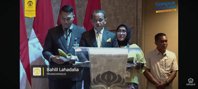 Menteri ESDM Bahlil Lahadalia saat sidang terbuka promosi dokter di UI. Foto: YouTube Universitas Indonesia. 