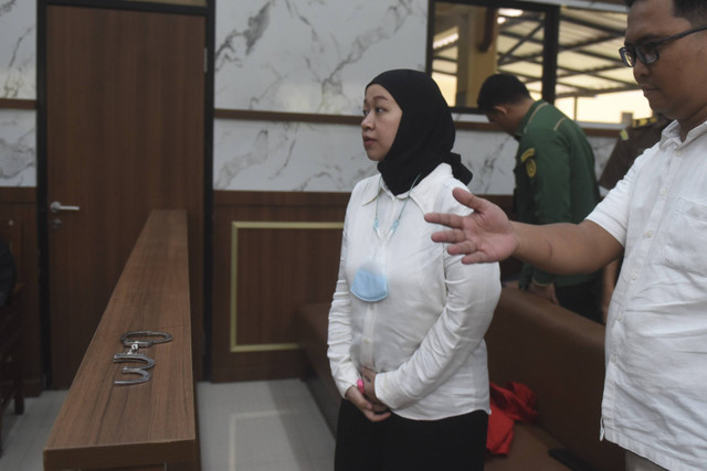 Pemilik Daycare Wensen School Indonesia (WSI) Meita Irianty (kiri) bersiap mengikuti sidang pembacaan dakwaan di Pengadilan Negeri Kota Depok, Jawa Barat, Rabu (16/10/2024). Foto: Indrianto Eko Suwarso/ANTARA FOTO