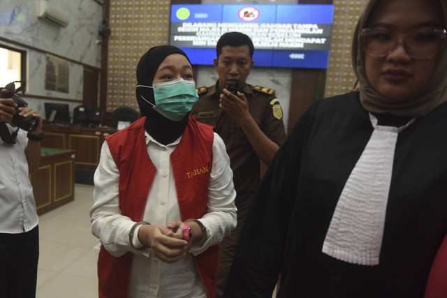 Pemilik Daycare Wensen School Indonesia (WSI) Meita Irianty (kiri) berjalan meninggalkan ruangan usai mengikuti sidang pembacaan dakwaan di Pengadilan Negeri Kota Depok, Jawa Barat, Rabu (16/10/2024). Foto: Indrianto Eko Suwarso/ANTARA FOTO