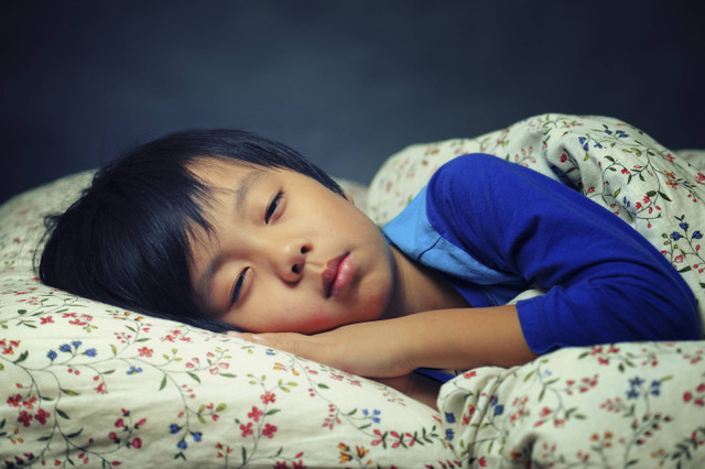 Ilustrasi Anak Tidur dengan Mata Terbuka. Foto: Hung Chung Chih/Shutterstock 