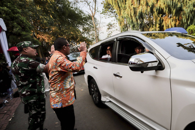 Salah satu tamu undangan meninggalkan lokasi saat Prabowo Subianto menggelar pembekalan tertutup bagi para calon anggota kabinet di kediamannya di Hambalang, Bogor, Rabu (16/10/2024). Foto: Jamal Ramadhan/kumparan