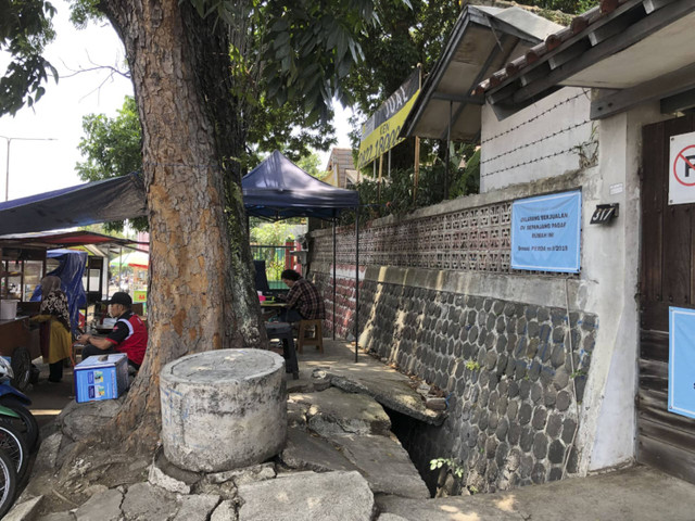 Trotoar di Dago yang dipakai untuk jadi tempat makan, Rabu (16/10/2024). Foto: Robby Bouceu/kumparan