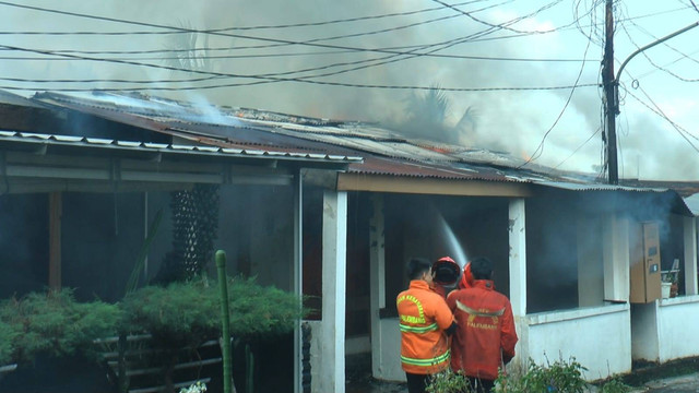 Suasana Pemadaman kebakaran saat memadamkan api di rumah Perwira di Komplek Pakri Polda Sumsel, Foto : Ist 