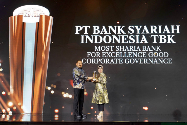 Direktur Compliance & Human Capital BSI Tribuana Tunggadewi (kanan) menerima penghargaan Most Sharia Bank for Excellence Good Corporate Governance pada gelaran Road to CNBC Indonesia Award 2024. Foto: Dok. BSI