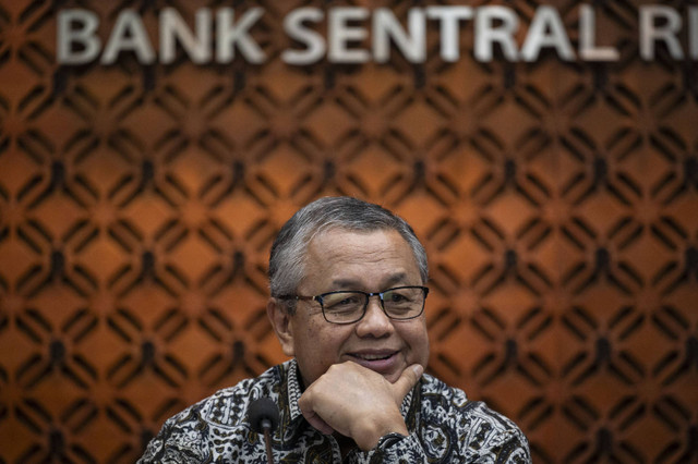 Gubernur Bank Indonesia (BI) Perry Warjiyo menyimak pertanyaan wartawan dalam konferensi pers hasil Rapat Dewan Gubernur (RDG) BI di Jakarta, Rabu (16/10/2024).  Foto: Aprillio Akbar/ANTARA FOTO